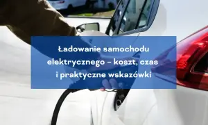 Ładowanie samochodu elektrycznego – koszt, czas i praktyczne wskazówki. Dłoń podłącza kabel do portu ładowania.