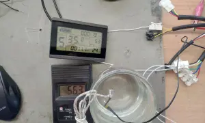 Naprawa termika: miernik pokazuje 56.3°C, a wyświetlacz roweru 24°C. Sprawdzam połączenia.