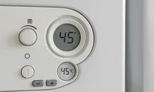 Panel sterowania pieca gazowego. Cyfrowy wyświetlacz pokazuje 45°C. Może to oznaczać za wysoka temperatura na piecu gazowym.