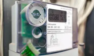 Cyfrowy licznik energii elektrycznej pokazuje zużycie prądu. To urządzenie mierzy, ile energii zużywasz.