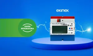 Zielona dioda na liczniku energii Ekinex KNX MID Meter 3/75 sygnalizuje prawidłowe działanie. Urządzenie monitoruje zużycie energii.