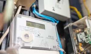 Cyfrowy licznik energii elektrycznej pokazuje zerowe zużycie, co sugeruje, że jest awaria prądu i licznik nie działa.