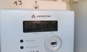 Licznik prądu APATOR nie wyświetla prawidłowo, ekran LCD pokazuje "0.0.0" i "90103544".