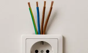 Kabel żółto-zielony jak podłączyć? Cztery przewody wychodzą z gniazdka: żółto-zielony, niebieski i dwa brązowe.