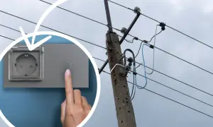 Palec naciska przycisk obok gniazdka z klapką. W tle słup energetyczny z przewodami. To oznaczenie l.