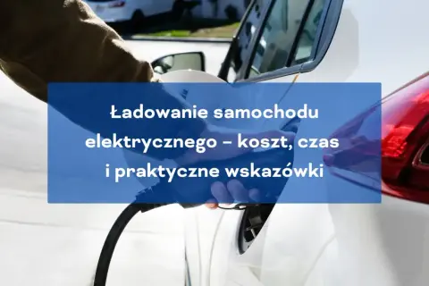Ładowanie samochodu elektrycznego – koszt, czas i praktyczne wskazówki. Dłoń podłącza kabel do portu ładowania.