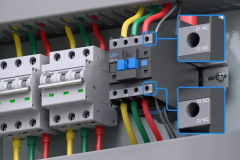 Stycznik no nc jak działa? Widok instalacji elektrycznej z wyłącznikami i stycznikiem LSP NXC-09. Zbliżenia pokazują styki 21 NC i 13 NO, a także 14 NO i 22 NC.