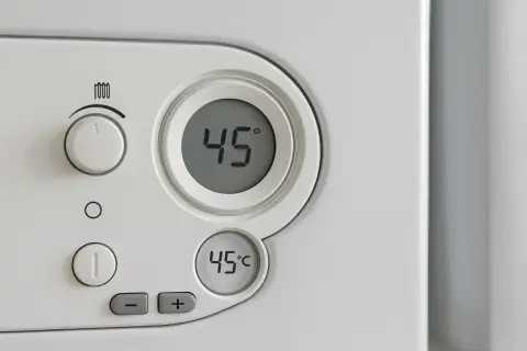Panel sterowania pieca gazowego. Cyfrowy wyświetlacz pokazuje 45°C. Może to oznaczać za wysoka temperatura na piecu gazowym.