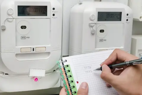 Zapisywanie odczytów liczników energii elektrycznej, aby obliczyć rachunki za prąd.