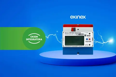 Zielona dioda na liczniku energii Ekinex KNX MID Meter 3/75 sygnalizuje prawidłowe działanie. Urządzenie monitoruje zużycie energii.