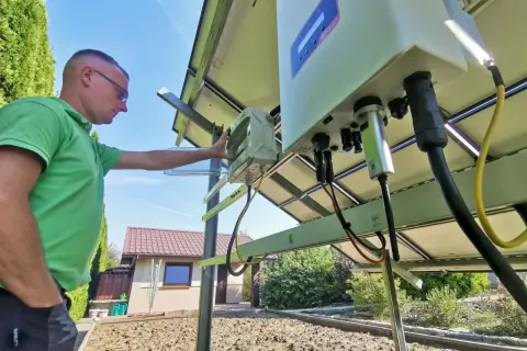 Mężczyzna sprawdza instalację fotowoltaiczną. Czy prąd z fotowoltaiki jest wykorzystywany na bieżąco? To kluczowe pytanie przy optymalizacji zużycia energii.
