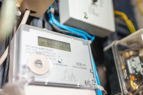 Cyfrowy licznik energii elektrycznej pokazuje zerowe zużycie, co sugeruje, że jest awaria prądu i licznik nie działa.
