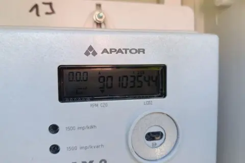 Licznik prądu APATOR nie wyświetla prawidłowo, ekran LCD pokazuje "0.0.0" i "90103544".