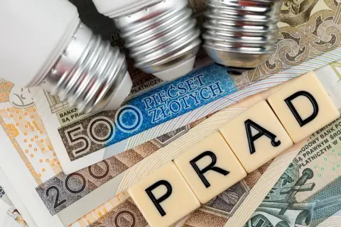 Żarówki na banknotach 500 i 200 zł, litery układające się w słowo "PRĄD" sugerują nadchodzące podwyżki prądu.