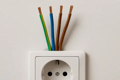 Kabel żółto-zielony jak podłączyć? Cztery przewody wychodzą z gniazdka: żółto-zielony, niebieski i dwa brązowe.