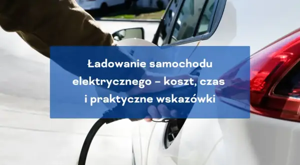 Ładowanie samochodu elektrycznego – koszt, czas i praktyczne wskazówki. Dłoń podłącza kabel do portu ładowania.