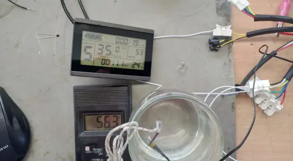 Naprawa termika: miernik pokazuje 56.3°C, a wyświetlacz roweru 24°C. Sprawdzam połączenia.