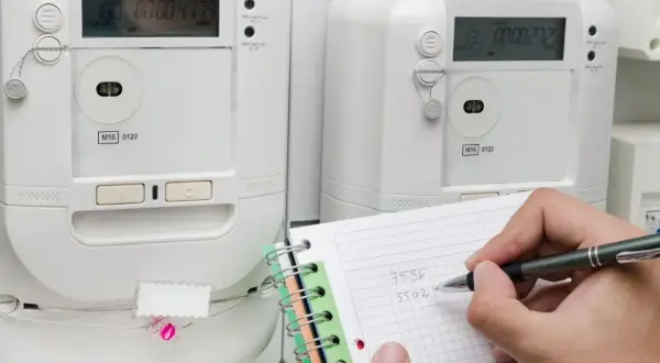 Zapisywanie odczytów liczników energii elektrycznej, aby obliczyć rachunki za prąd.