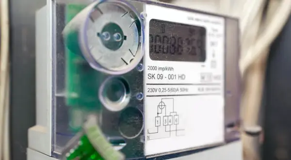 Cyfrowy licznik energii elektrycznej pokazuje zużycie prądu. To urządzenie mierzy, ile energii zużywasz.