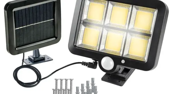 Zestaw do montażu lampy LED z czujnikiem ruchu: panel solarny, lampa z czujnikiem i śruby. Idealne, by dowiedzieć się, jak ustawić lampę led z czujnikiem ruchu.