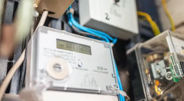 Cyfrowy licznik energii elektrycznej pokazuje zerowe zużycie, co sugeruje, że jest awaria prądu i licznik nie działa.