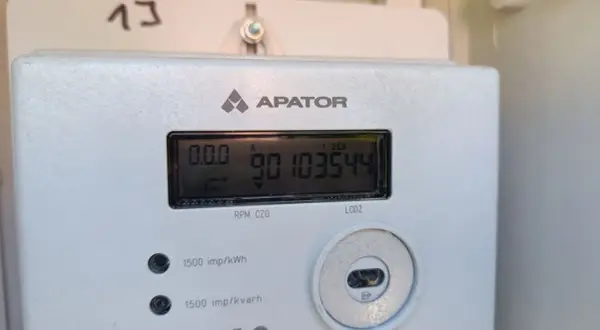 Licznik prądu APATOR nie wyświetla prawidłowo, ekran LCD pokazuje "0.0.0" i "90103544".