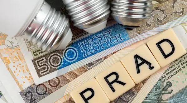 Żarówki na banknotach 500 i 200 zł, litery układające się w słowo "PRĄD" sugerują nadchodzące podwyżki prądu.