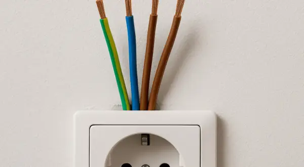 Kabel żółto-zielony jak podłączyć? Cztery przewody wychodzą z gniazdka: żółto-zielony, niebieski i dwa brązowe.