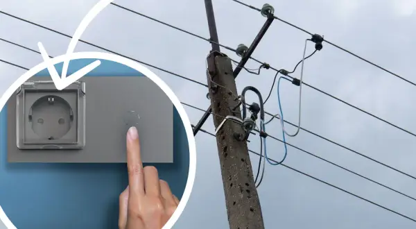 Palec naciska przycisk obok gniazdka z klapką. W tle słup energetyczny z przewodami. To oznaczenie l.