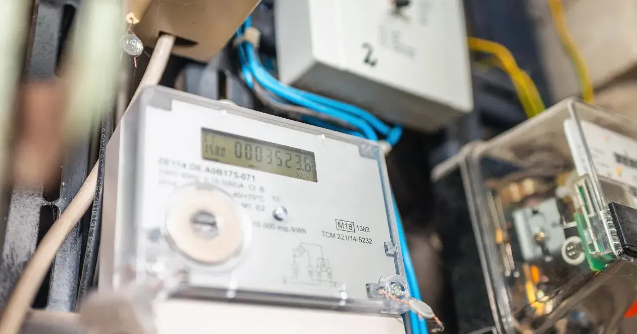 Cyfrowy licznik energii elektrycznej pokazuje zerowe zużycie, co sugeruje, że jest awaria prądu i licznik nie działa.