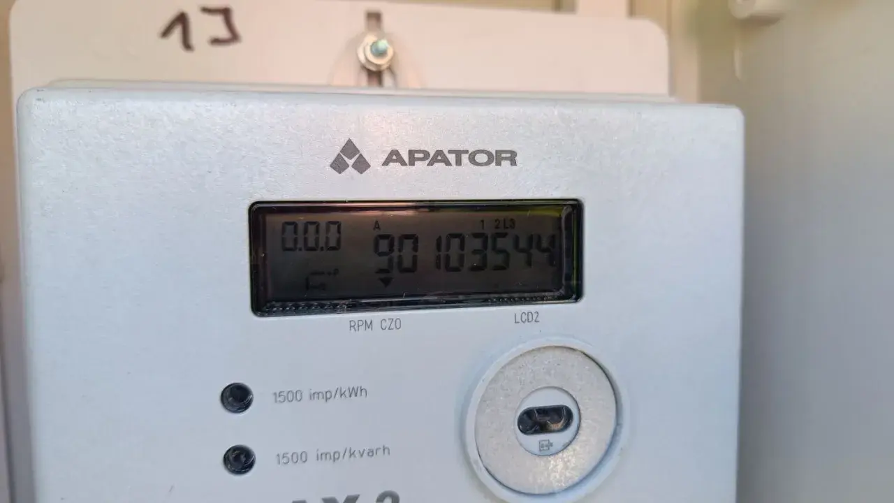 Licznik prądu APATOR nie wyświetla prawidłowo, ekran LCD pokazuje "0.0.0" i "90103544".