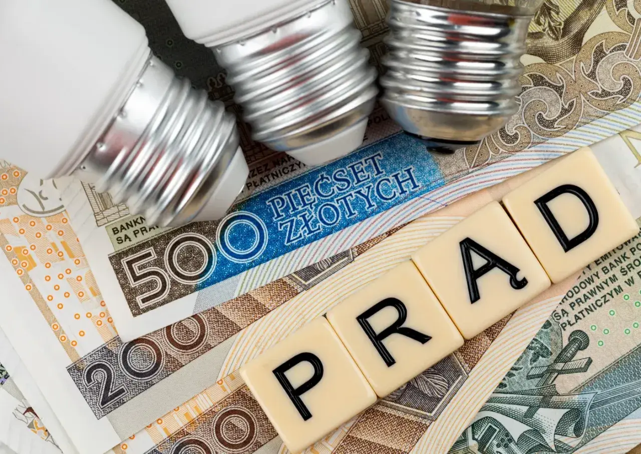 Żarówki na banknotach 500 i 200 zł, litery układające się w słowo "PRĄD" sugerują nadchodzące podwyżki prądu.
