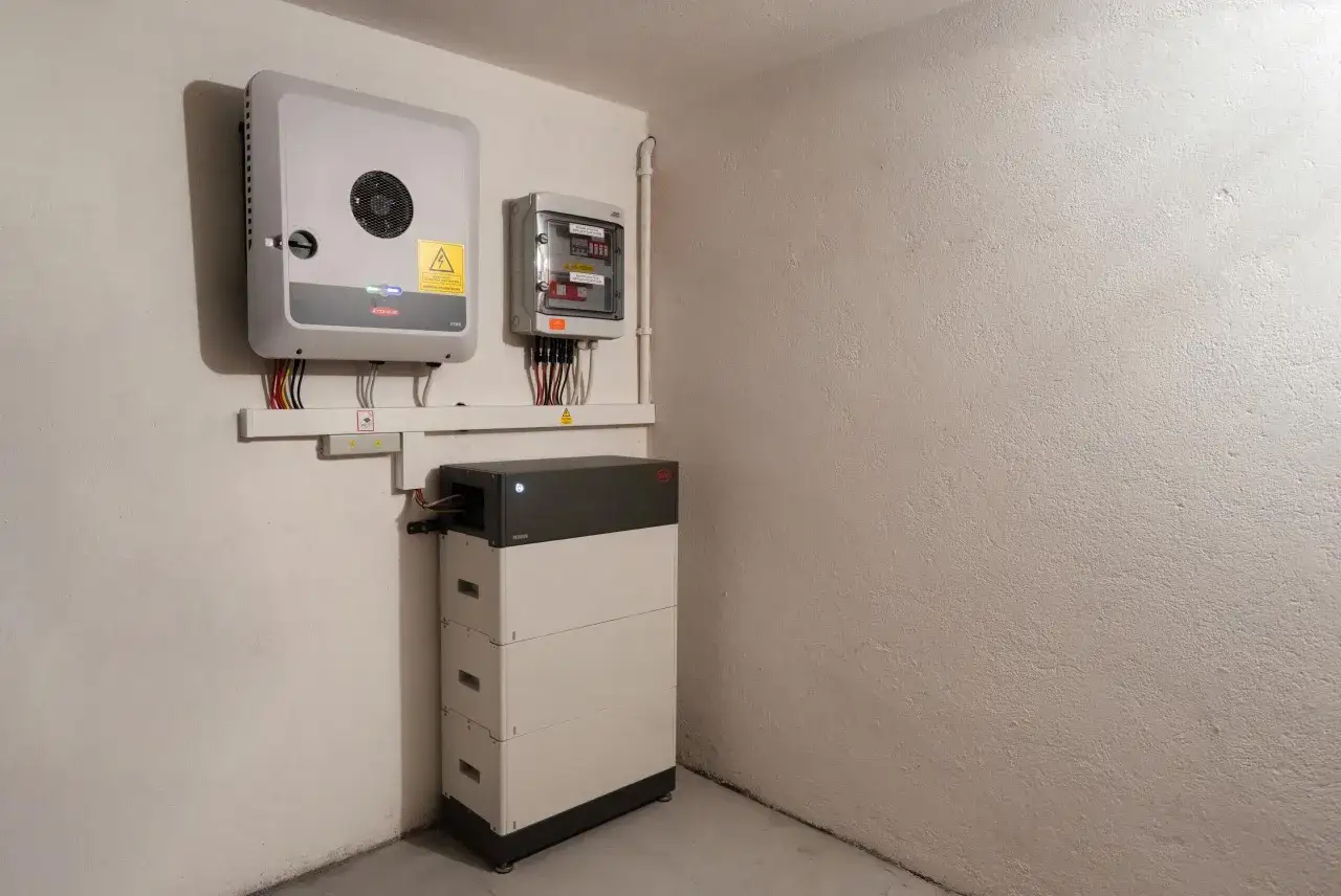 Instalacja fotowoltaiczna z magazynem energii. Inwerter i akumulatory gotowe do pracy. Masz pytania o m&oacute;j prąd?