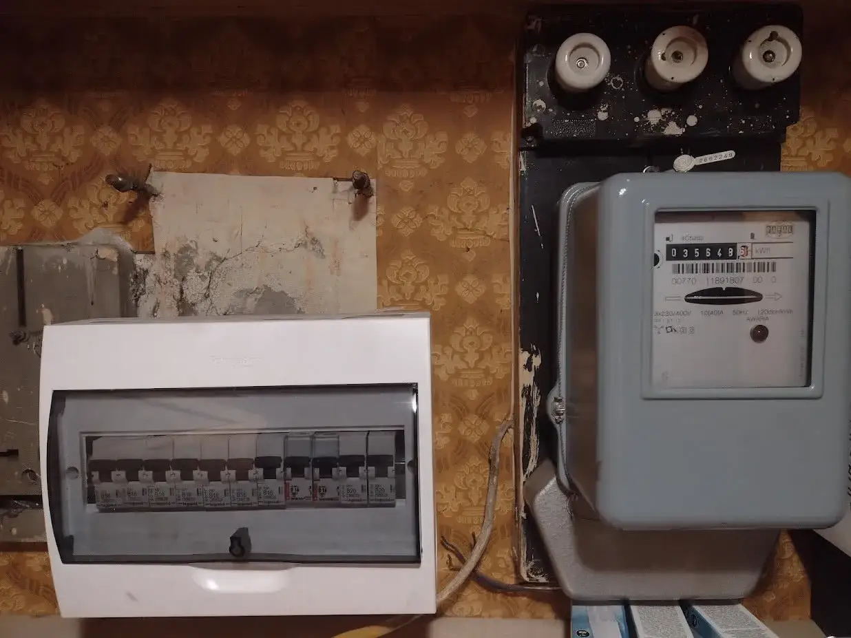 Przyłącze trójfazowe z licznikiem energii elektrycznej i rozdzielnicą z bezpiecznikami.