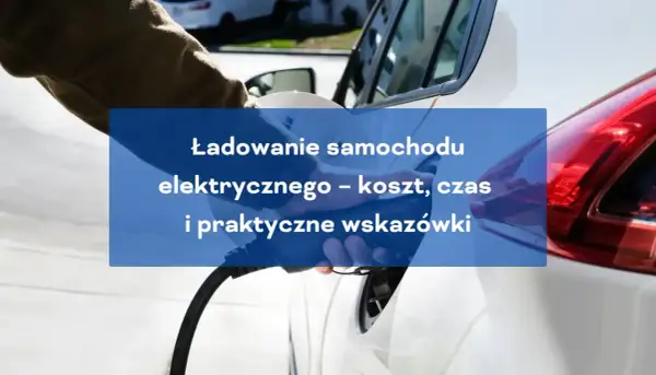 Ładowanie samochodu elektrycznego – koszt, czas i praktyczne wskazówki. Dłoń podłącza kabel do portu ładowania.