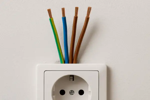 Kabel żółto-zielony jak podłączyć? Cztery przewody wychodzą z gniazdka: żółto-zielony, niebieski i dwa brązowe.